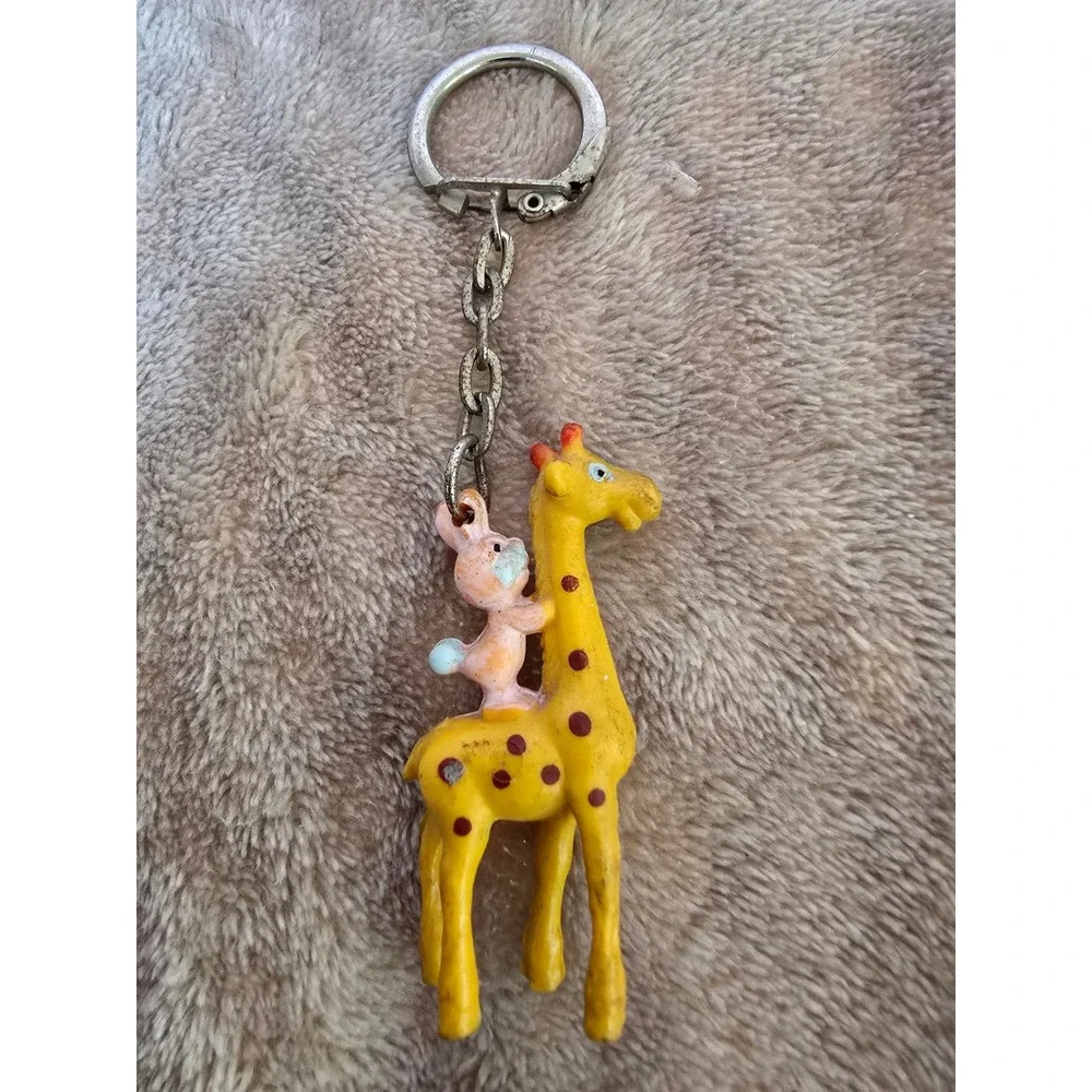 Vintage plastic giraffe and bunny keyring from Suzy's Zoo.